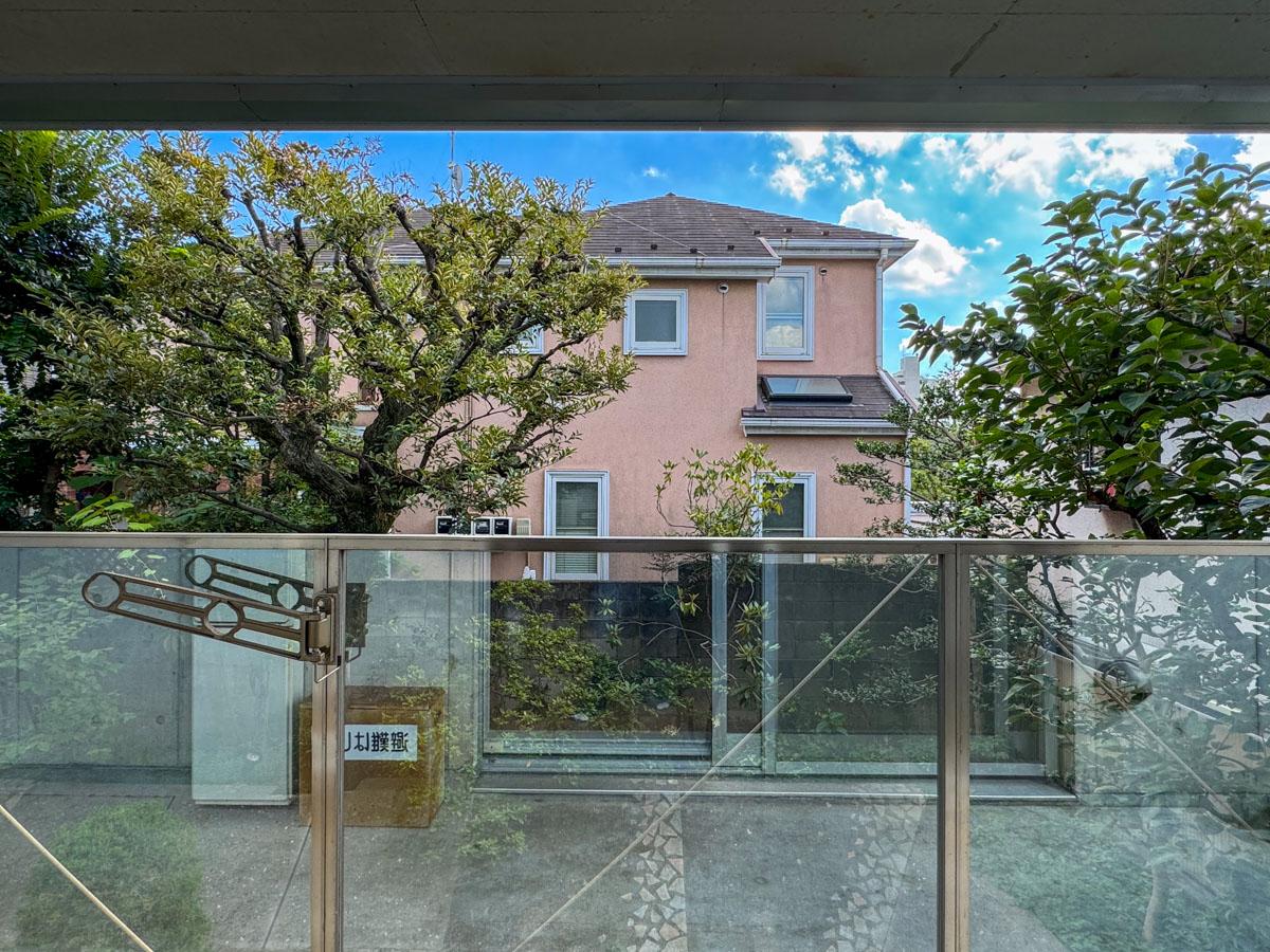 目黒区柿の木坂の賃貸物件/向かいに建物が立っているため抜けはありませんが、植栽の緑や空が見えて、景色は悪くありません