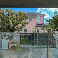 目黒区柿の木坂の賃貸物件/向かいに建物が立っているため抜けはありませんが、植栽の緑や空が見えて、景色は悪くありません