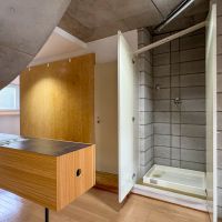 目黒区柿の木坂の賃貸物件/洗濯機置き場は広めでドラム式も問題なく入ると思います。生活感を隠すために戸があるのも良いです