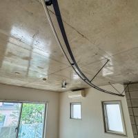 目黒区柿の木坂の賃貸物件/部屋の中央あたりにはカーテンレールがあり、ふわりと室内を仕切れるようになっています