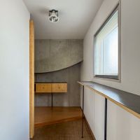 目黒区柿の木坂の賃貸物件/玄関。右手の棚は鍵置きや花瓶を飾るのに良さそう
