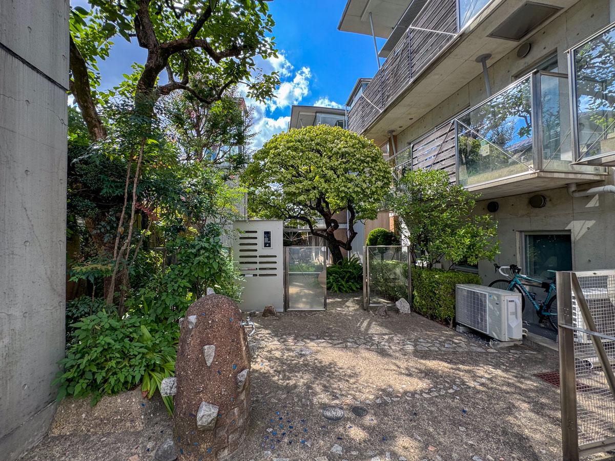 目黒区柿の木坂の賃貸物件/植栽の緑豊かなエントランス