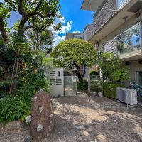 目黒区柿の木坂の賃貸物件/植栽の緑豊かなエントランス