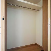 中野区上高田の賃貸物件/廊下の収納。コートなどの衣類だけではなく掃除用品等を収納すると良さそう