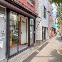 目黒区祐天寺の賃貸物件/中目黒方面をみる。同じ並びにいくつか店が点在しています