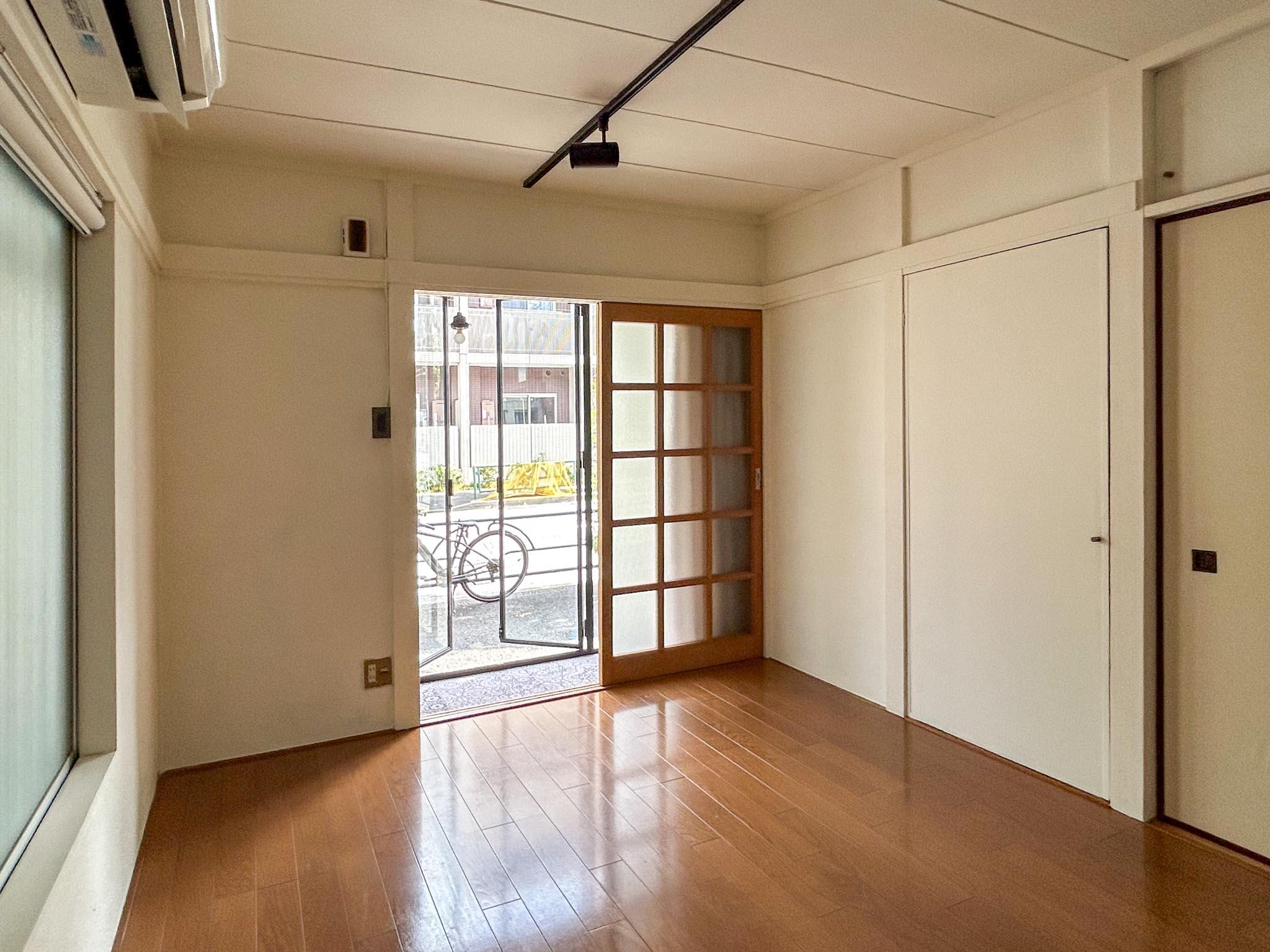 目黒区祐天寺の賃貸物件/道路側の部屋。壁面や天井は白く塗装されています