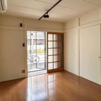 目黒区祐天寺の賃貸物件/道路側の部屋。壁面や天井は白く塗装されています