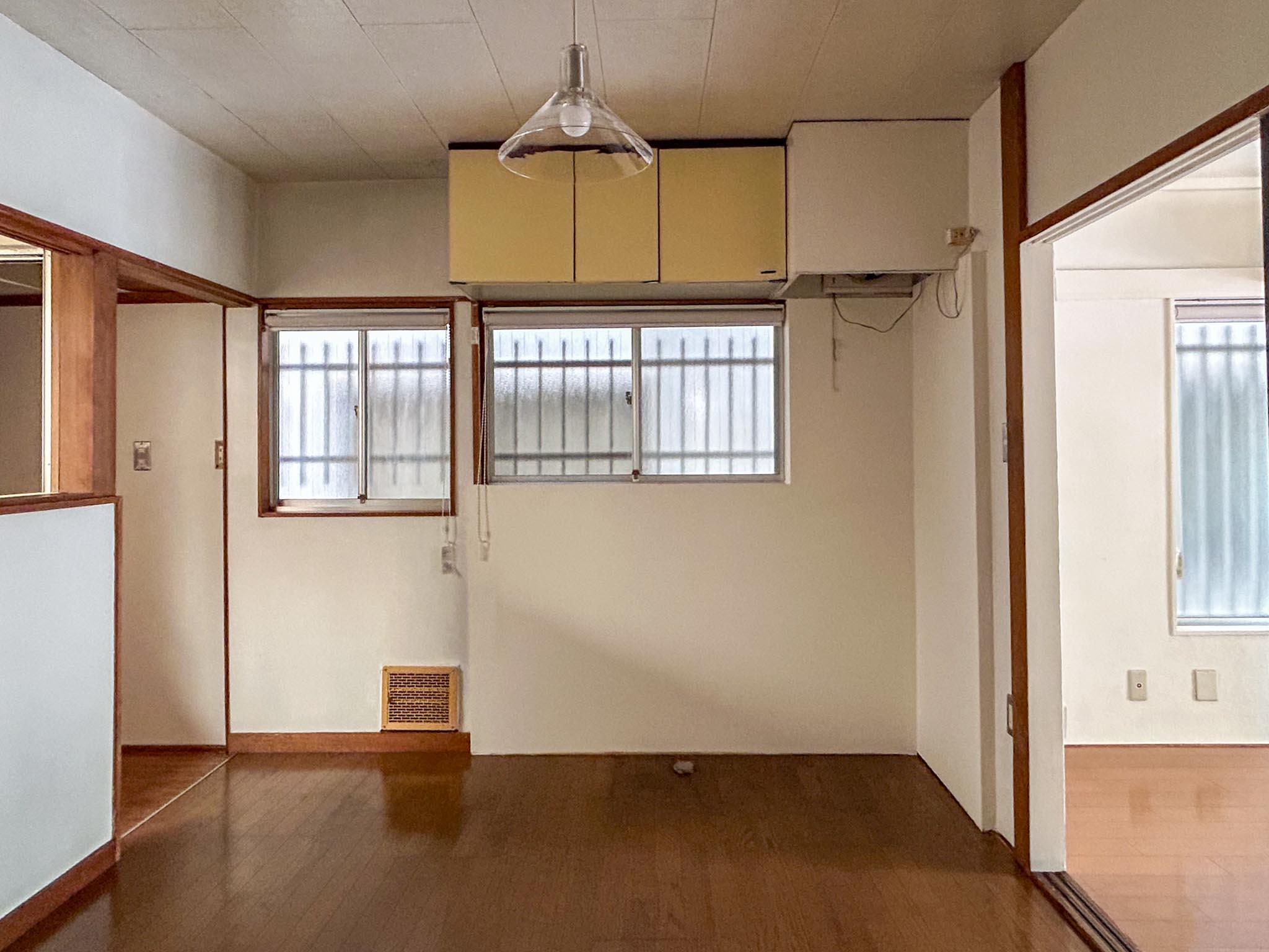 目黒区祐天寺の賃貸物件/もともとキッチンがあった場所。レンジフードと収納だけ残っています