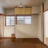 目黒区祐天寺の賃貸物件/もともとキッチンがあった場所。レンジフードと収納だけ残っています