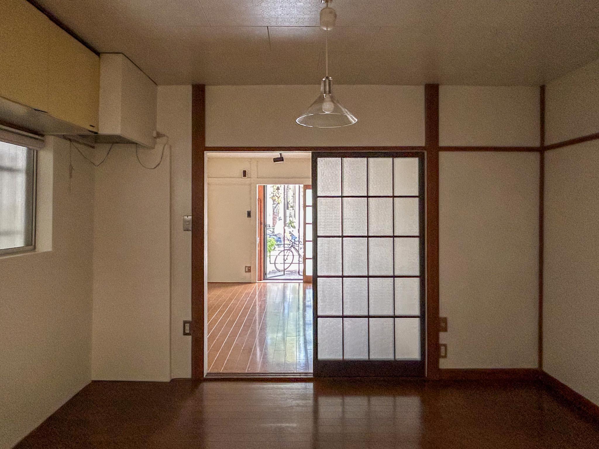 目黒区祐天寺の賃貸物件/北側の部屋から道路側をみる。ふたつの部屋は、すりガラス付きの引き戸で仕切られています