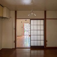 目黒区祐天寺の賃貸物件/北側の部屋から道路側をみる。ふたつの部屋は、すりガラス付きの引き戸で仕切られています