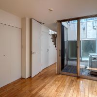 横浜市青葉区荏田北の賃貸物件/1階：洋室。中庭から光と風が通り抜けます