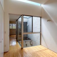 横浜市青葉区荏田北の賃貸物件/2階：洋室。天井が高く、天窓と中庭から光が差し込む明るい空間