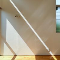 横浜市青葉区荏田北の賃貸物件/2階：壁を伝う美しい光の線