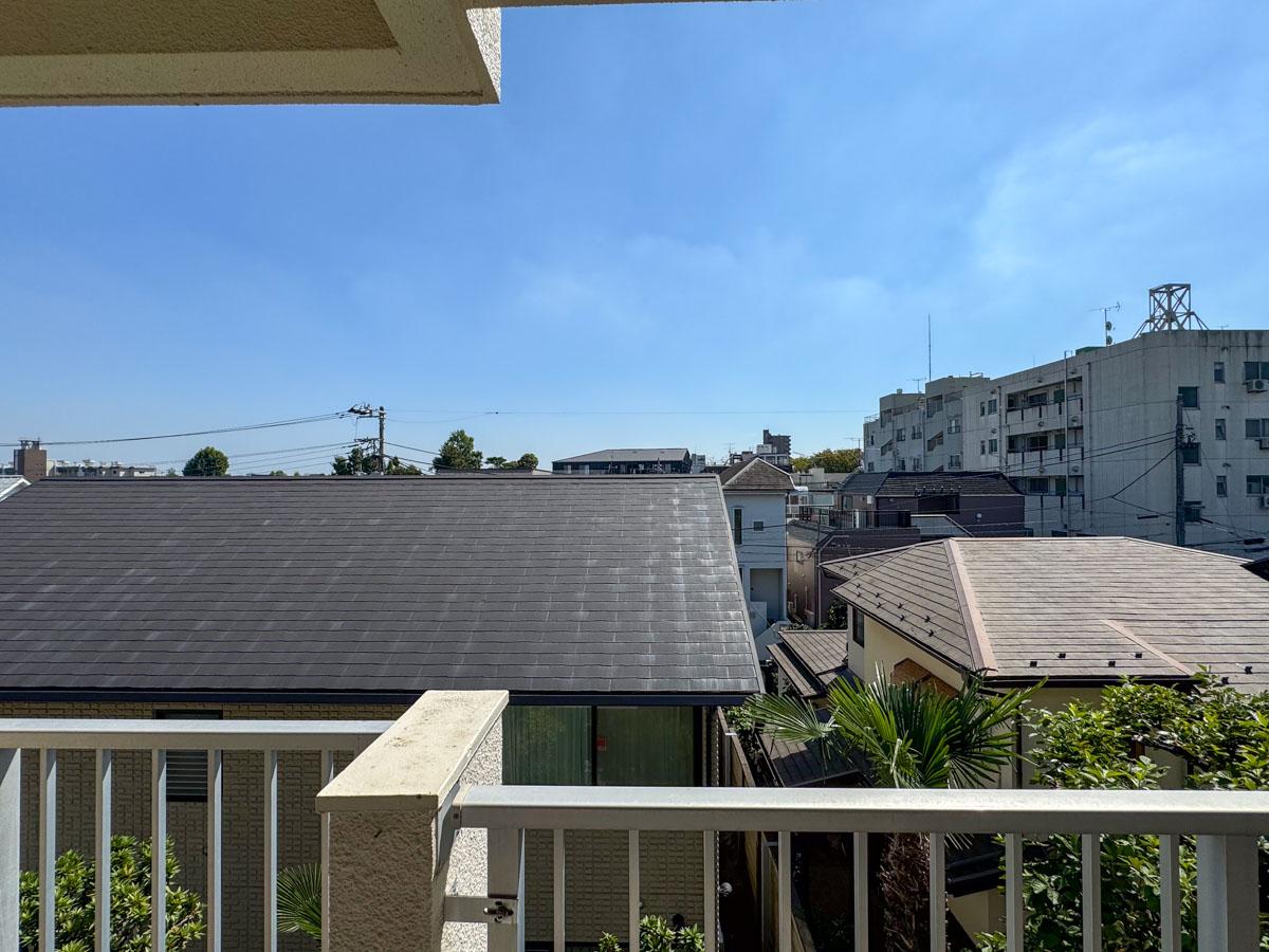 世田谷区野沢の賃貸物件/目の前の戸建てよりギリギリ高い位置。日光も遮られず、青い空も楽しめてラッキー！