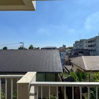 世田谷区野沢の賃貸物件/目の前の戸建てよりギリギリ高い位置。日光も遮られず、青い空も楽しめてラッキー！