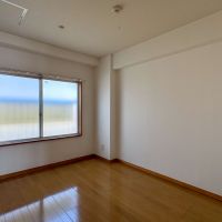 世田谷区野沢の賃貸物件/玄関側の洋室。エアコンは室外機置き場がないため、窓型のエアコンしか取り付けができません