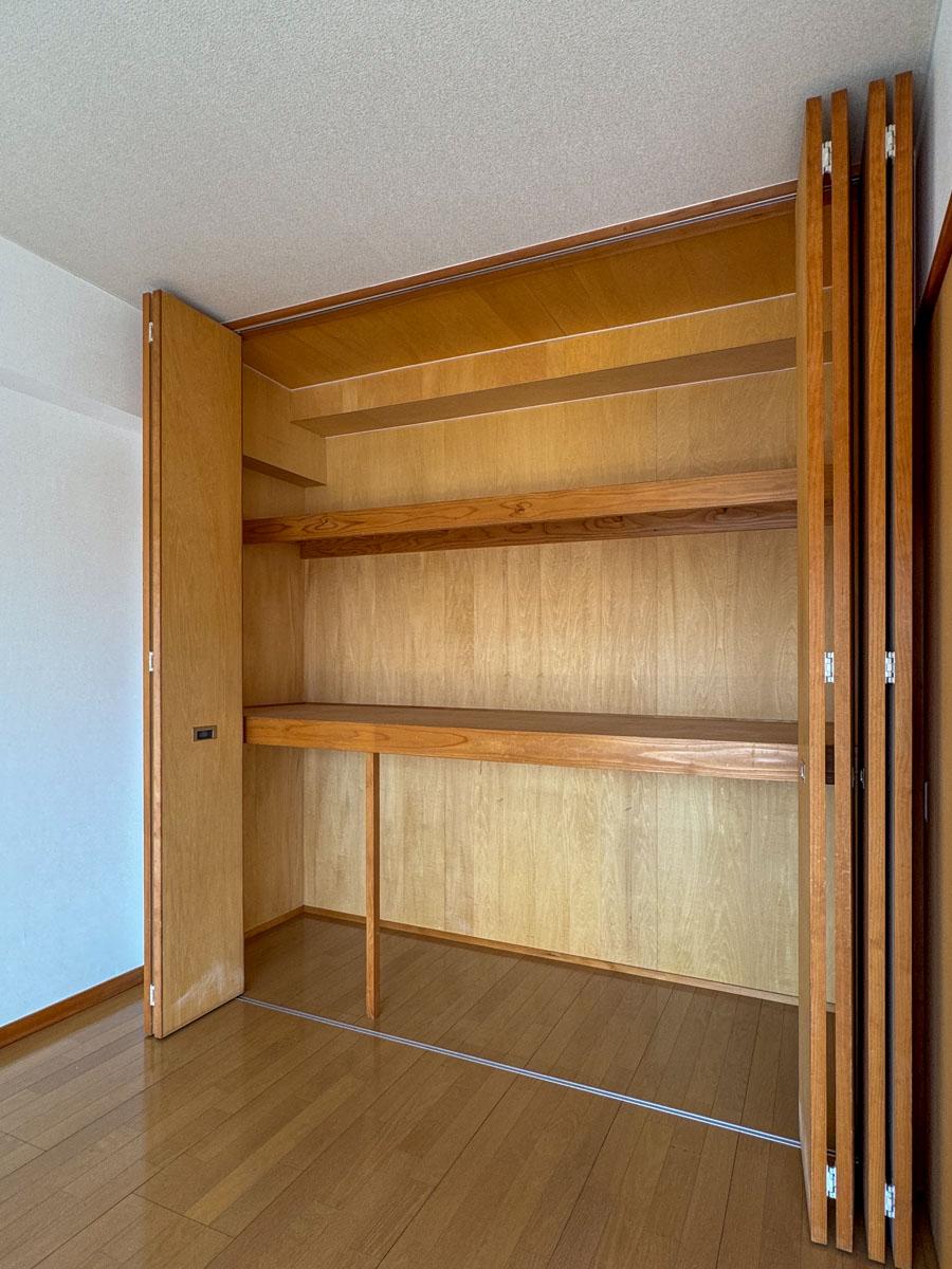 世田谷区野沢の賃貸物件/バルコニー側の洋室の収納