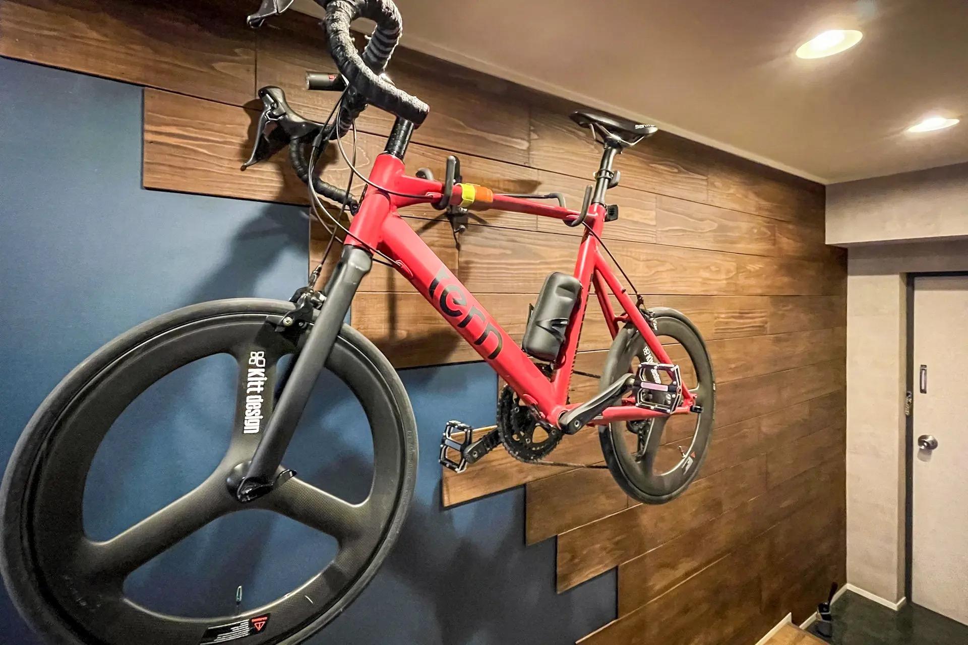 中央区新川の賃貸物件/玄関には自転車をかけられるフック