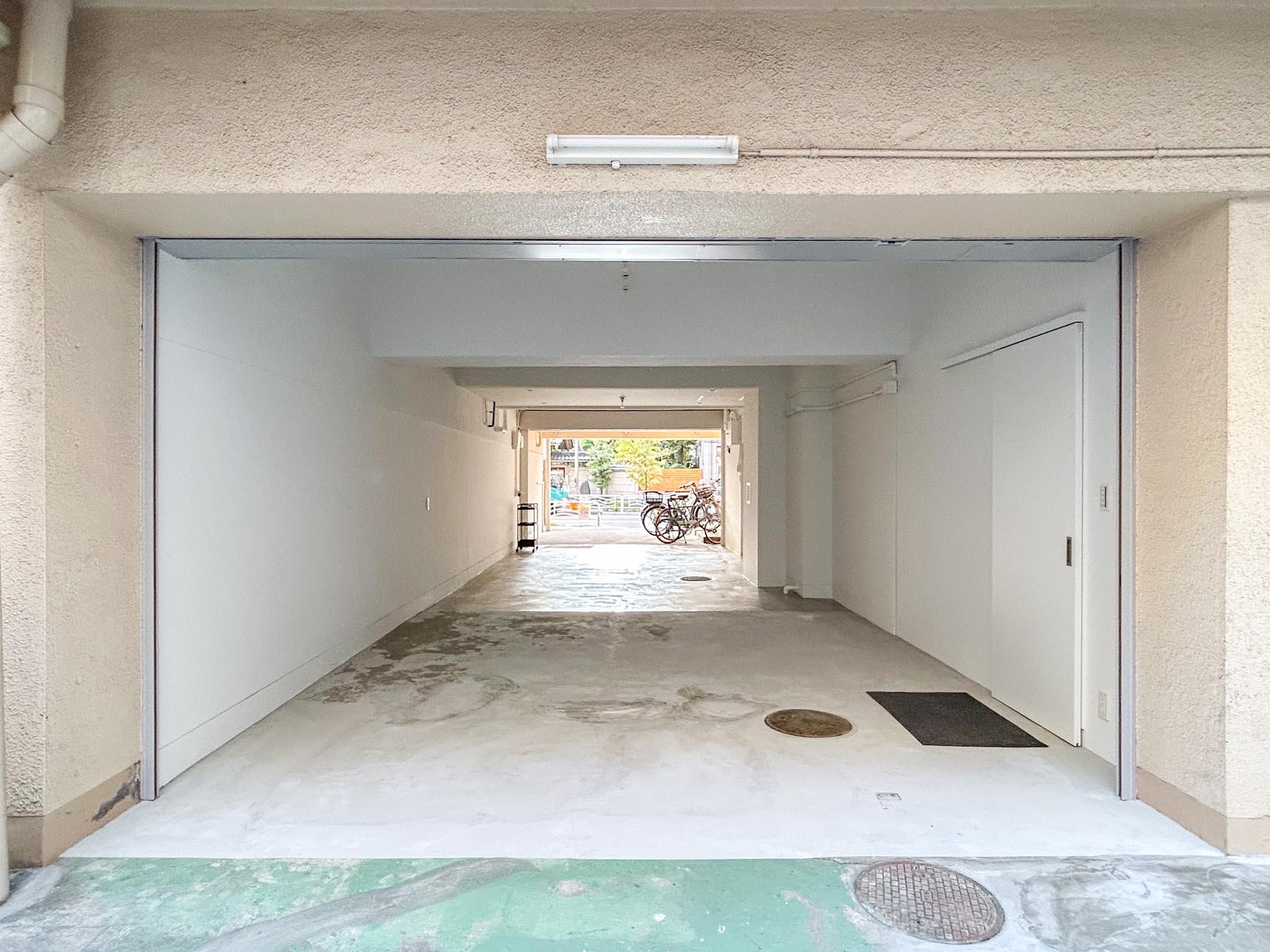 江東区白河の賃貸物件/東側からみる。ベージュの外壁と対比が利いた白い空間