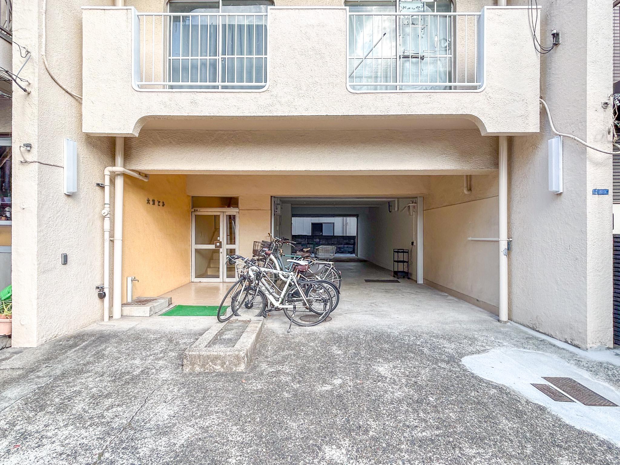 江東区白河の賃貸物件/建物の少し奥まったところにエントランスや出入り口があります