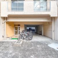 江東区白河の賃貸物件/建物の少し奥まったところにエントランスや出入り口があります