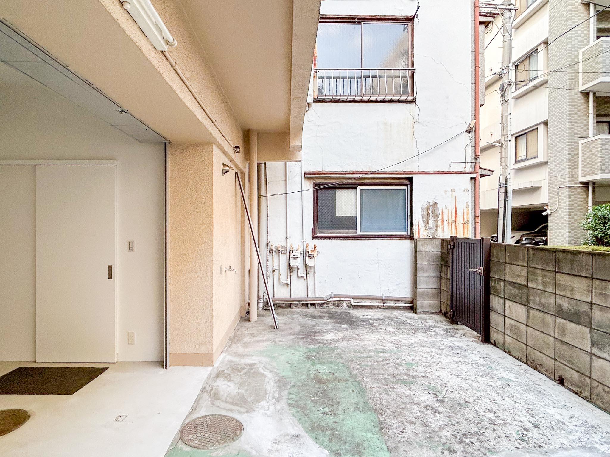 江東区白河の賃貸物件/東側開口部の外。ここから道路に出ることも可能