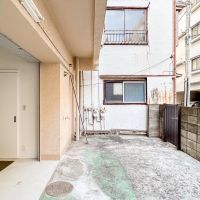 江東区白河の賃貸物件/東側開口部の外。ここから道路に出ることも可能