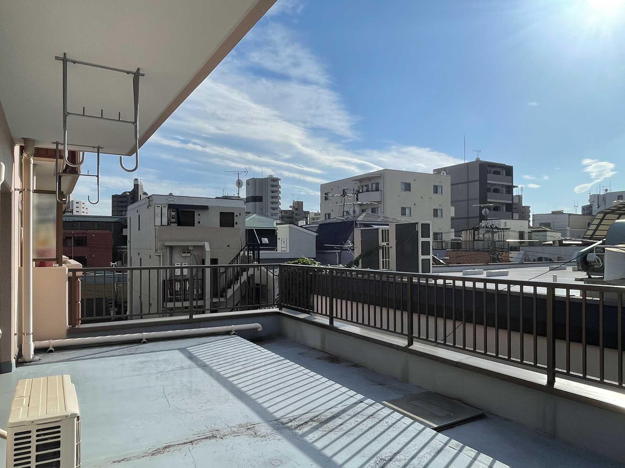 板橋区大山金井町の賃貸物件/ゆったりとしたルーフバルコニーを思う存分お楽しみください。西側なので、昼過ぎから日当たりがいいです