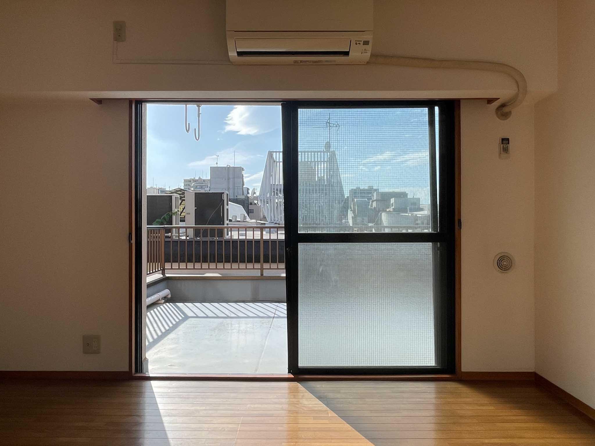 板橋区大山金井町の賃貸物件/ルーフバルコニーへはリビングから出られます
