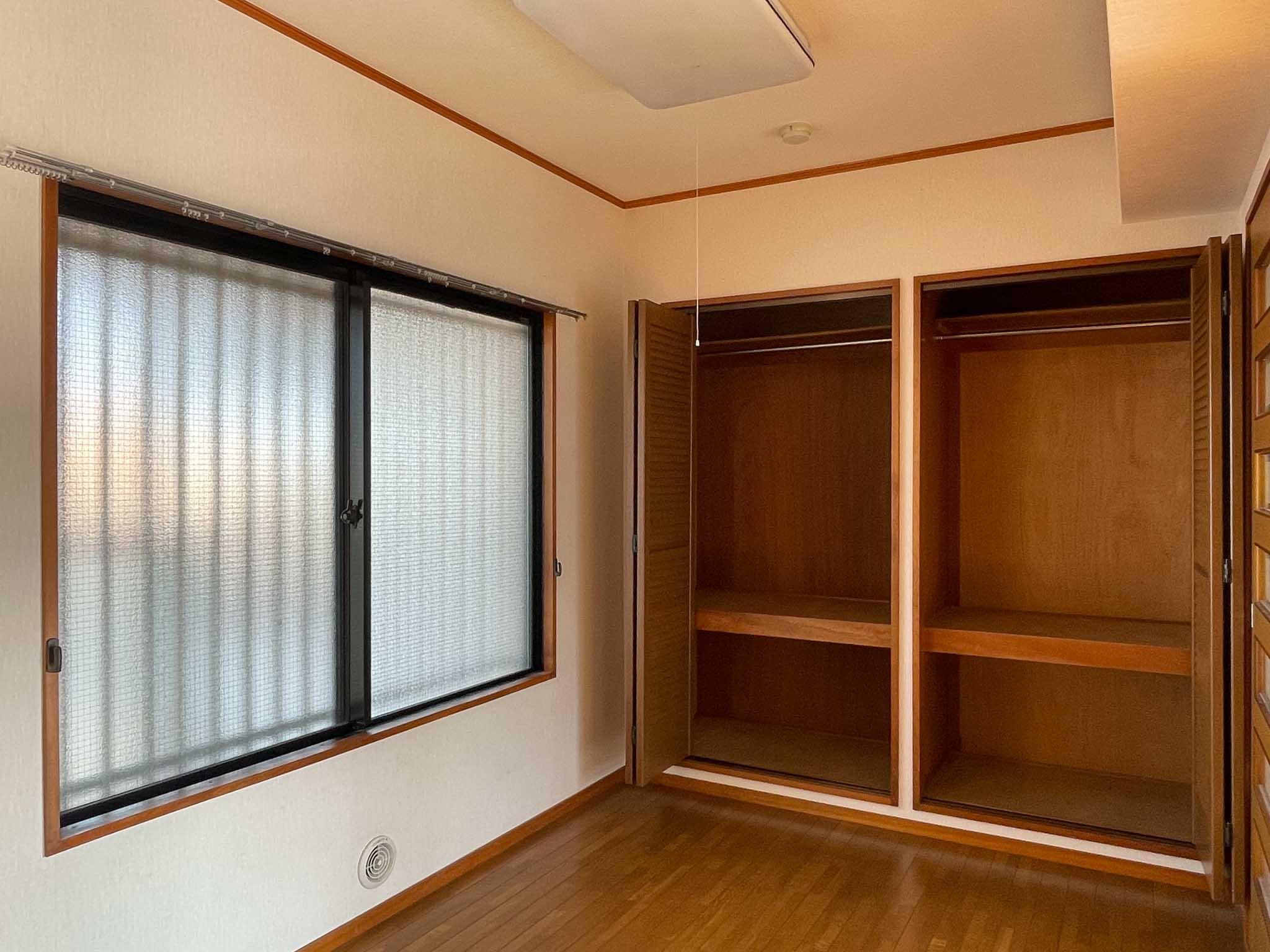 板橋区大山金井町の賃貸物件/4.5畳洋室。窓の外は共用部です
