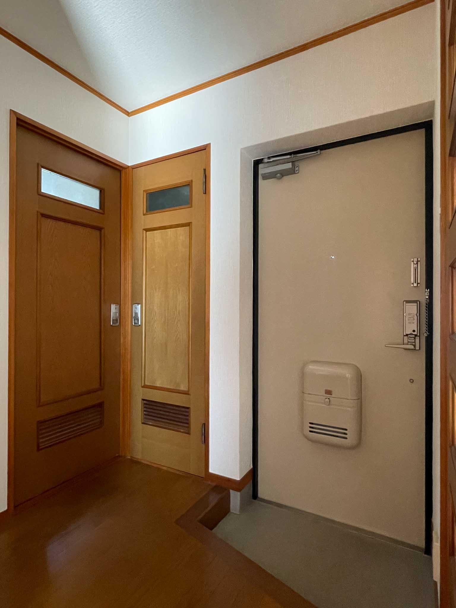 板橋区大山金井町の賃貸物件/玄関。靴箱を置くスペースがありません