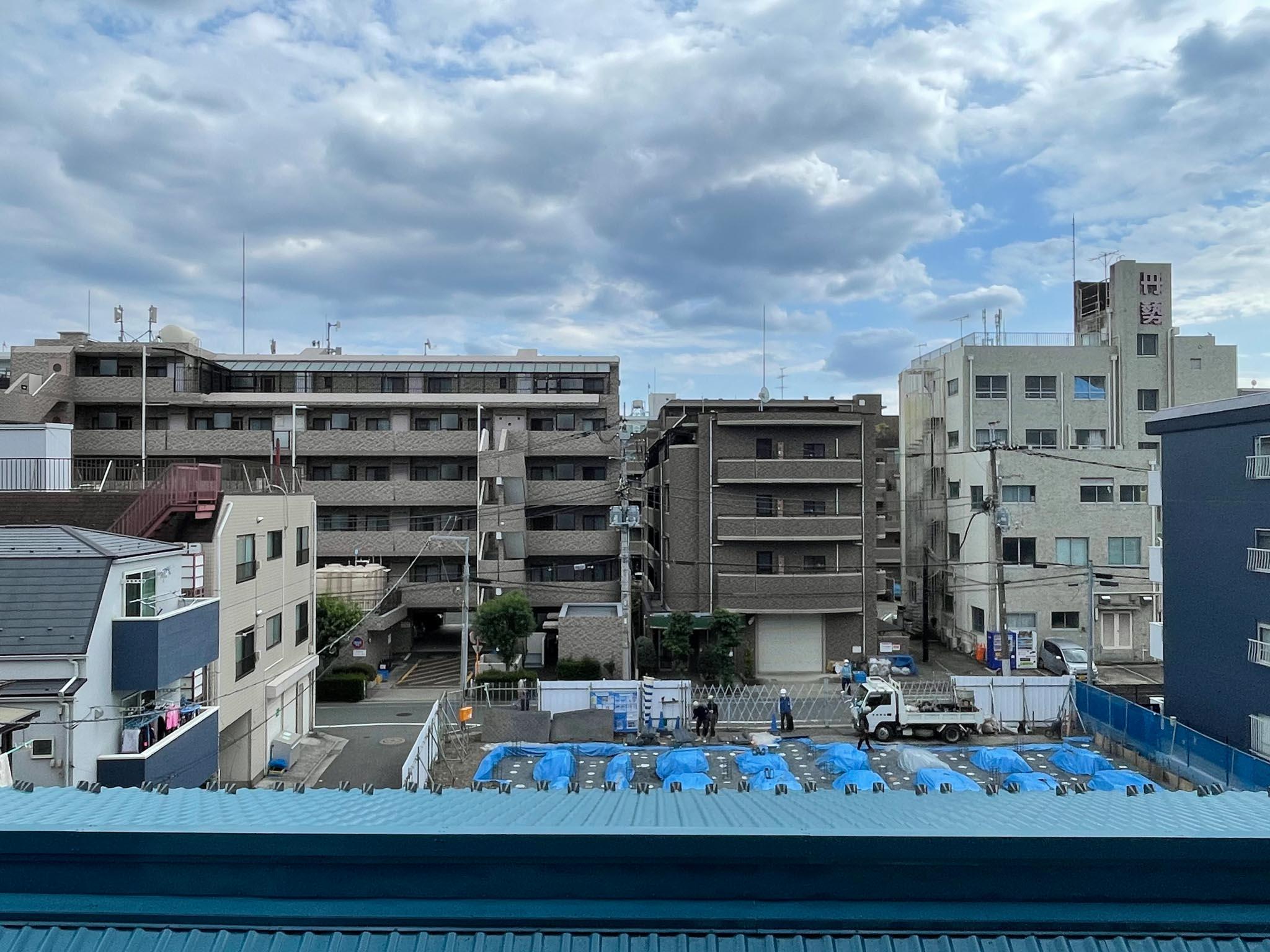 板橋区坂下の賃貸物件/上階：すぐそこにマンションの建設中ですが、日当たりはあまり変わらなさそうです