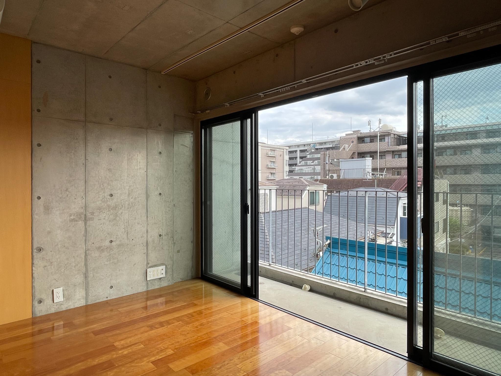 板橋区坂下の賃貸物件/上階、6畳洋室：リビングの横にもう1部屋。ベランダはつながっています