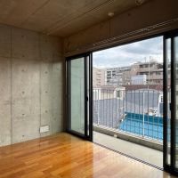 板橋区坂下の賃貸物件/上階、6畳洋室：リビングの横にもう1部屋。ベランダはつながっています