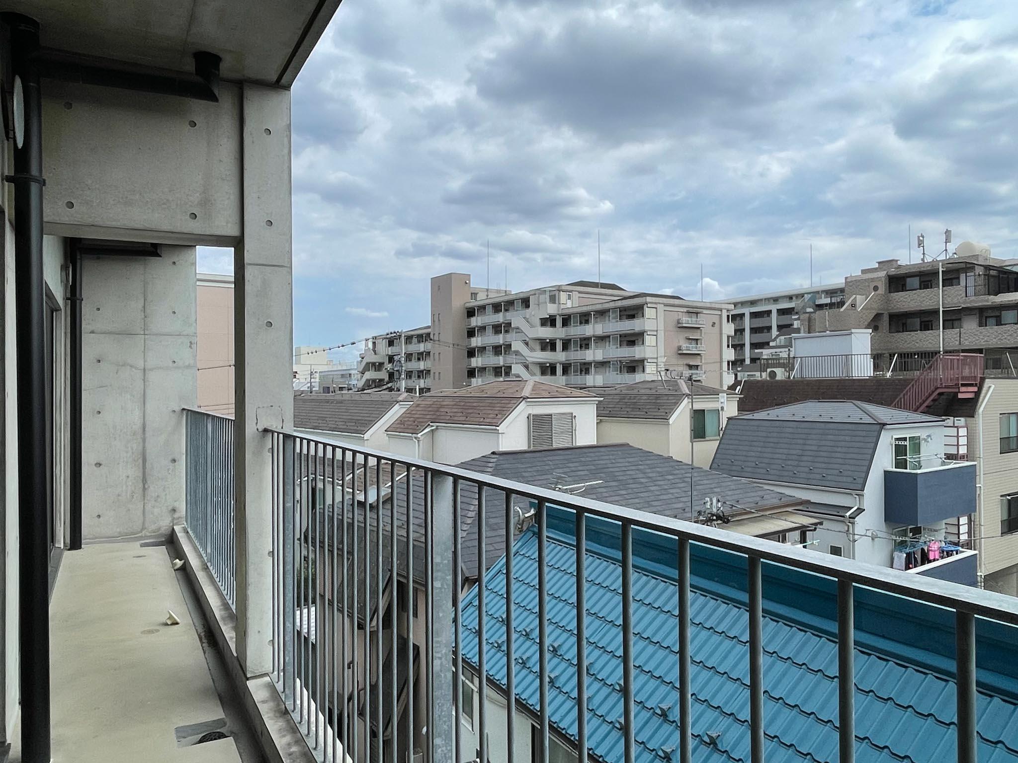 板橋区坂下の賃貸物件/上階：リビングとその横の洋室のベランダはつながっています
