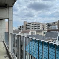板橋区坂下の賃貸物件/上階：リビングとその横の洋室のベランダはつながっています