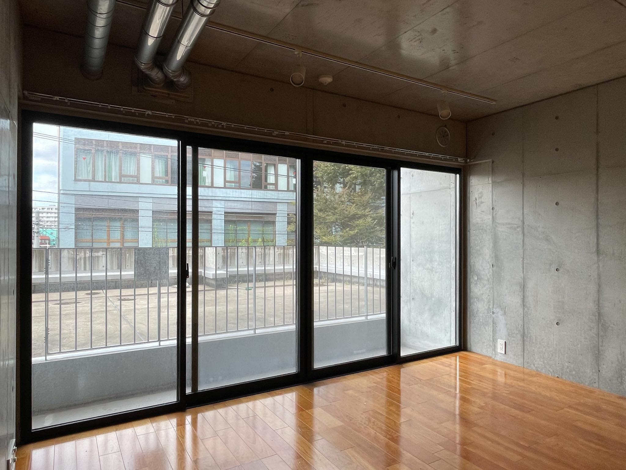 板橋区坂下の賃貸物件/下階、11.1畳洋室：リビングよりも広いこの部屋をどう使うかが肝となりそうです