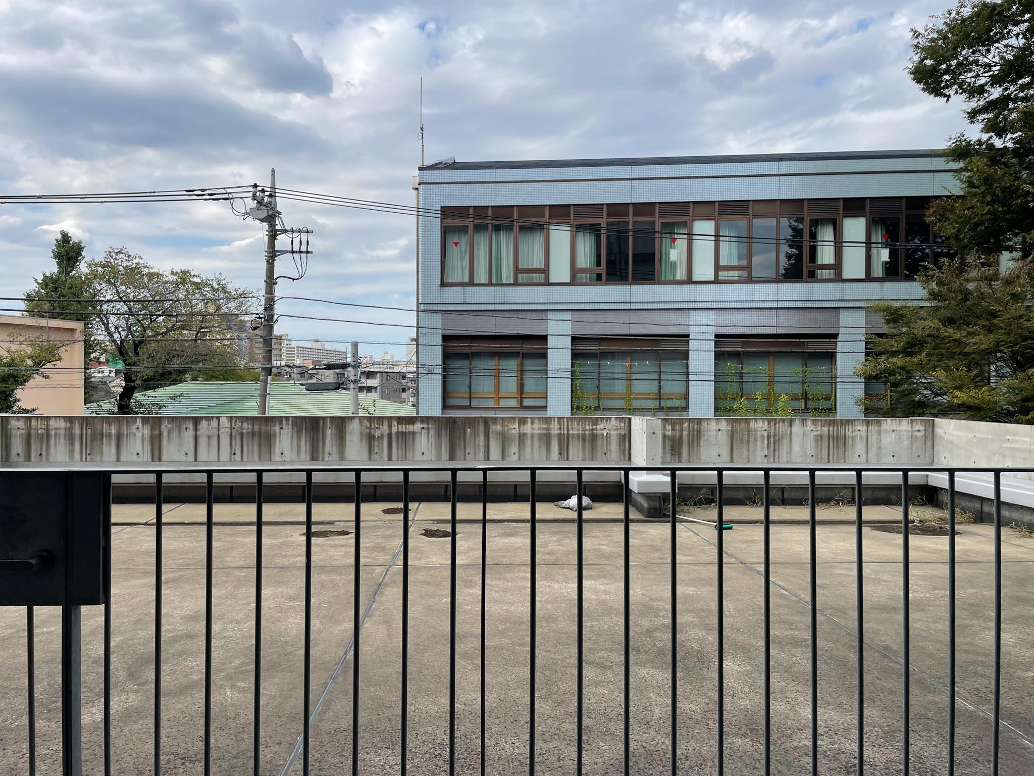 板橋区坂下の賃貸物件/下階、11.1畳洋室：窓の外はこのマンションの屋上。人が通ることは無いのでご安心ください