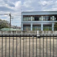 板橋区坂下の賃貸物件/下階、11.1畳洋室：窓の外はこのマンションの屋上。人が通ることは無いのでご安心ください