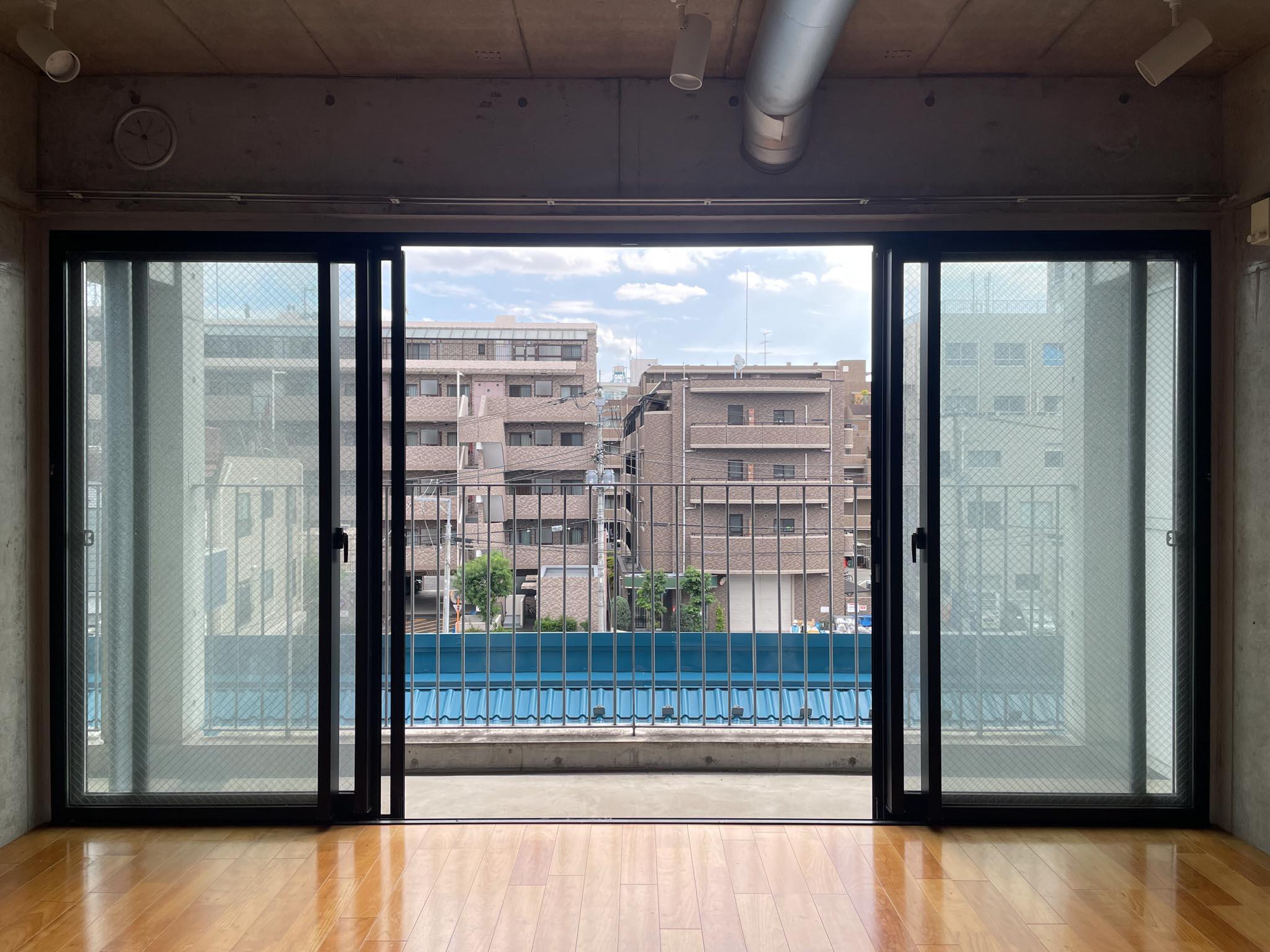 板橋区坂下の賃貸物件/下階、11.1畳洋室：2階ですが、景色はこちらも抜けている