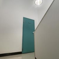 中野区東中野の賃貸物件/階段の踊り場に、共用のトイレとミニキッチンがあります。譲り合いの精神でお使いください