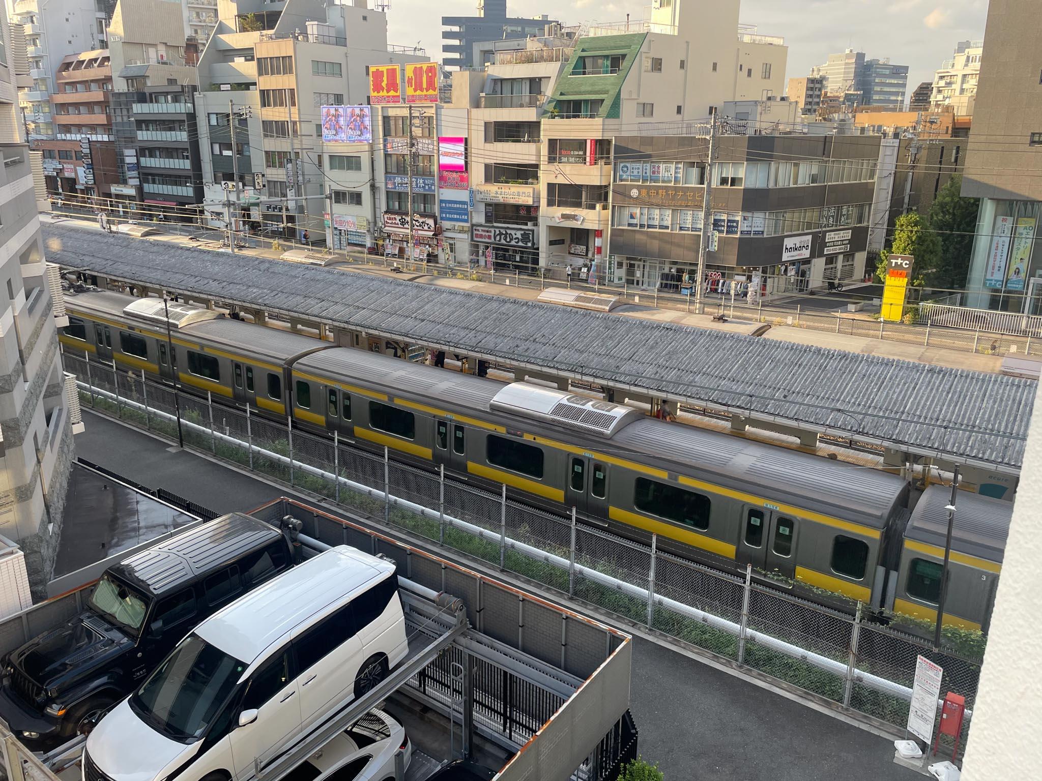中野区東中野の賃貸物件/総武線の電車がすぐそこに見えます。もちろん電車の走行音も聞こえます