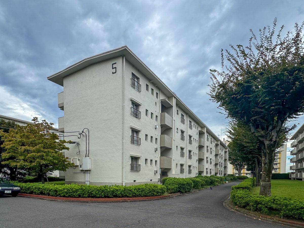 横浜市青葉区青葉台の賃貸物件/ゆとりある敷地にどっしりと立ち姿。これぞ団地といった佇まい