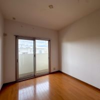 横浜市青葉区青葉台の賃貸物件/西側の4.5畳の洋室。エアコンが付いていないので、必要な場合は借主負担で取り付けが必要です