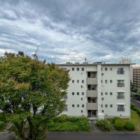 横浜市青葉区青葉台の賃貸物件/バルコニーからの眺望。前の棟とは距離もあって、視線は気になりません