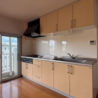 横浜市青葉区青葉台の賃貸物件/キッチンは3口ガスコンロにグリルつき。窓が近いのも良いです