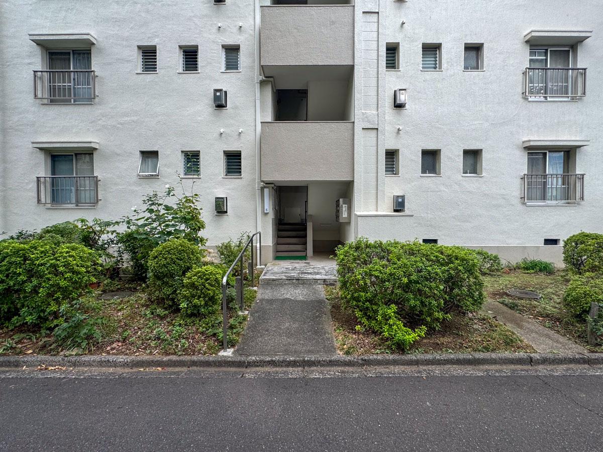 横浜市青葉区青葉台の賃貸物件/団地らしい出入り口