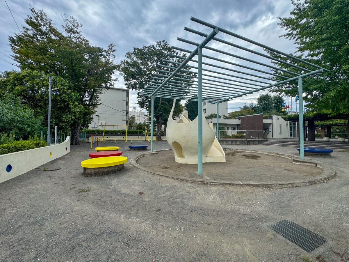 横浜市青葉区青葉台の賃貸物件/団地内には小さな公園。昔こういう場所で遊んでたなと、懐かしい気分になりました