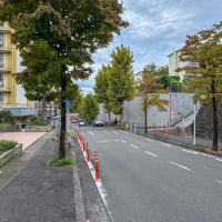 横浜市青葉区青葉台の賃貸物件/この道を挟んで左は駅、右がこの団地の敷地という位置関係